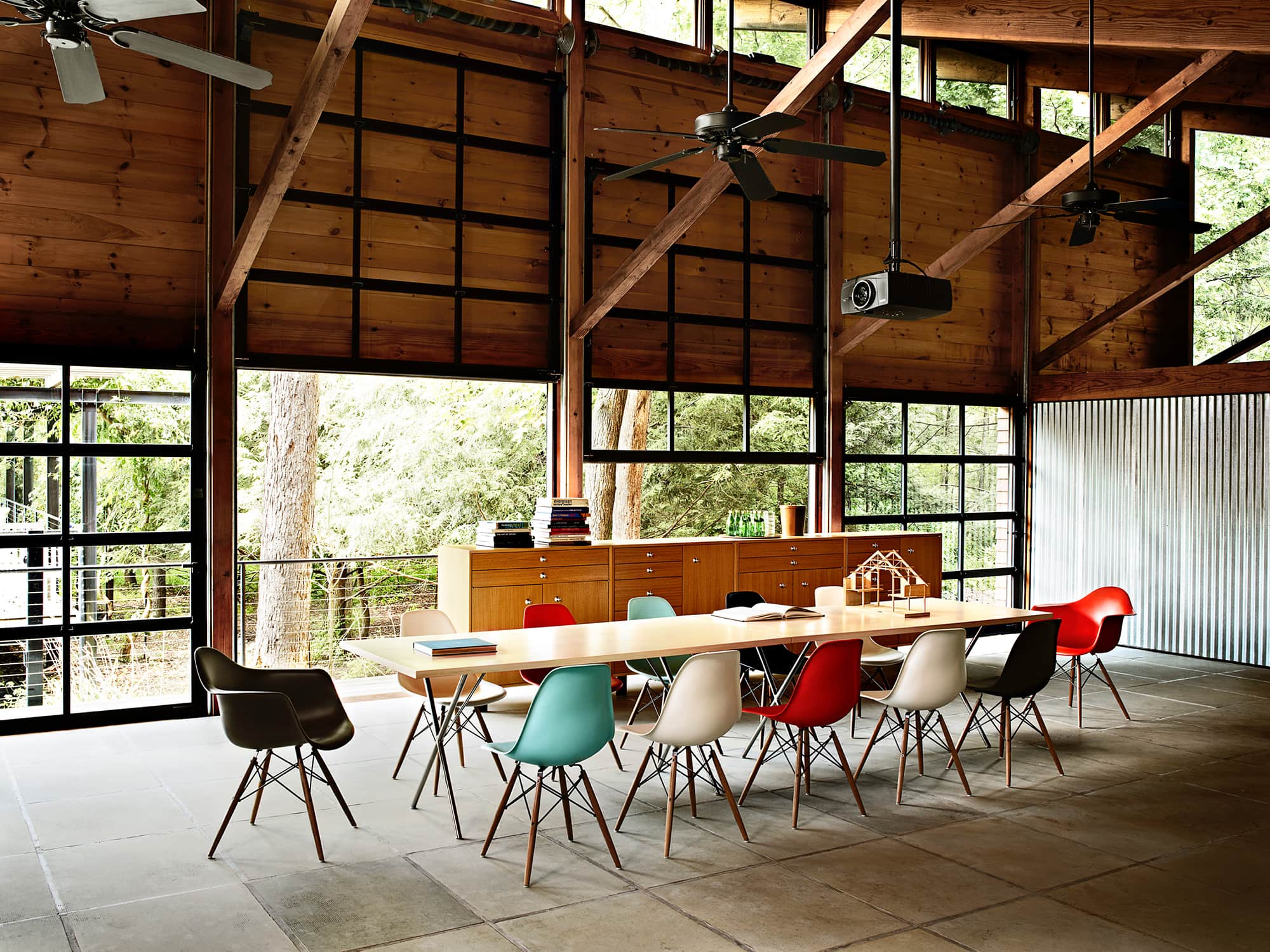 Eames Molded Plastic Armchair_02